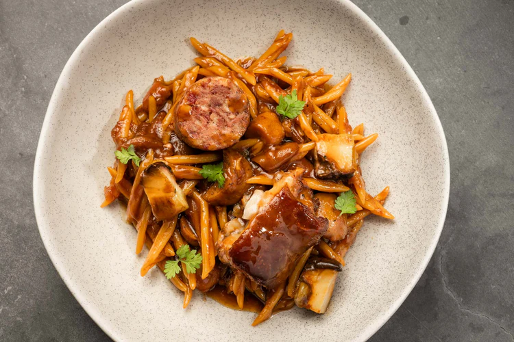 "Fideus a la cassola" with Boletus steak, "botifarra del perol" and pig's trotters
