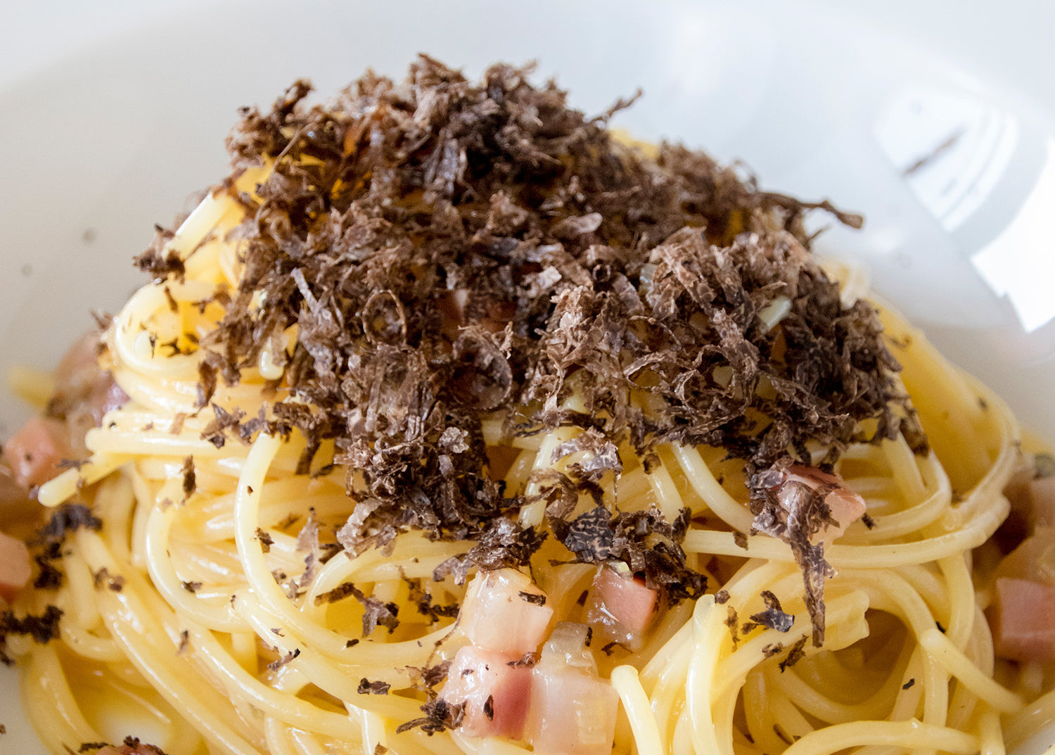 Pasta carbonara with black truffle